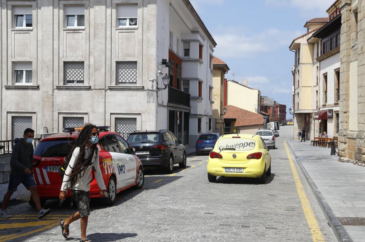 Vehículos por Óscar Olavarría, que formará parte del futuro 'anillo' para el tráfico de Cimavilla. 