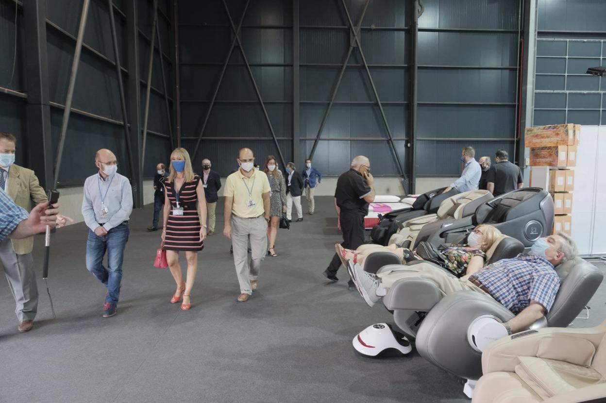 Los directores generales de Innovación e Industria, Iván Aitor Lucas del Amo y Rosa Prada, recorren el recinto acompañados del presidente de la Cámara de Gijón, Félix Baragaño. 