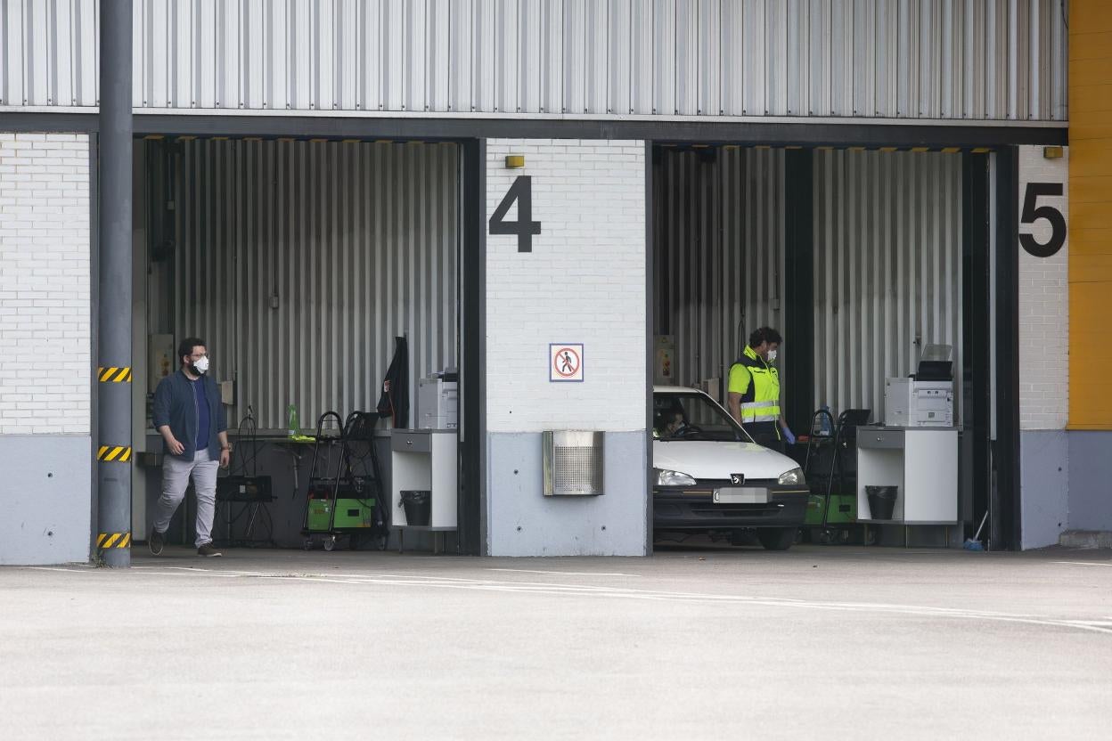 Un empleado de la estación gijonesa, durante la inspección. 