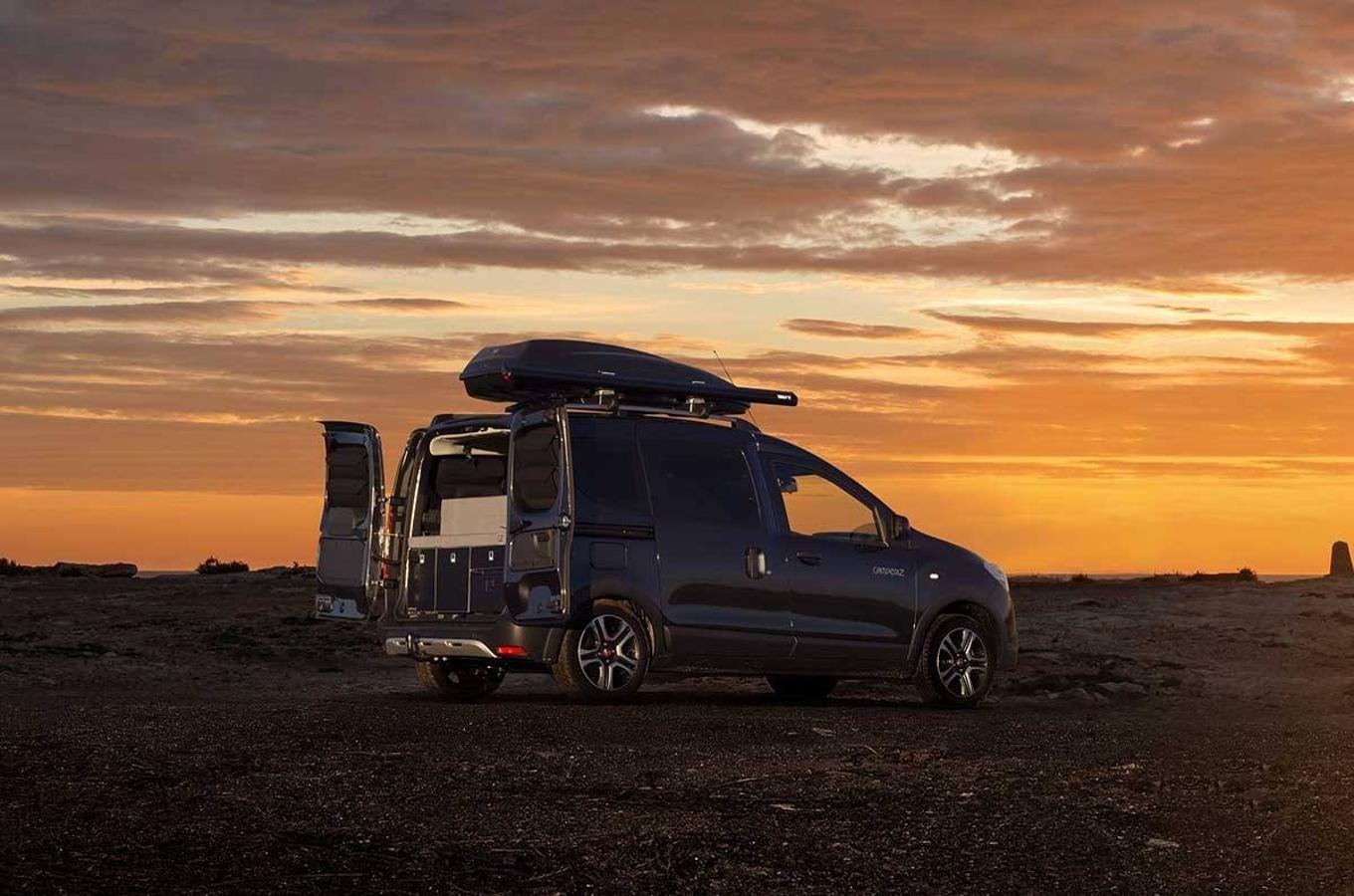 Dacia Dokker Campriz: esta furgoneta camperizada es perfecta para que aproveches al máximo tu tiempo libre y en cualquier lugar, tanto si vas a la playa, montaña o a cualquier otro destino. En este modelo, Dacia ha logrado equipar cada espacio optimizándolo, para hacer tus escapadas mucho más cómodas. Dispone de varios módulos de almacenaje, también cuenta con mobiliario, electrodomésticos adaptados al día a día, cocina portátil y hasta baño químico. También cuenta con doble batería, asiento-cama plegable de fácil montaje, calefacción estática, GPS integrado y claraboya para la ventilación. Su precio no supera los 17.000 euros.