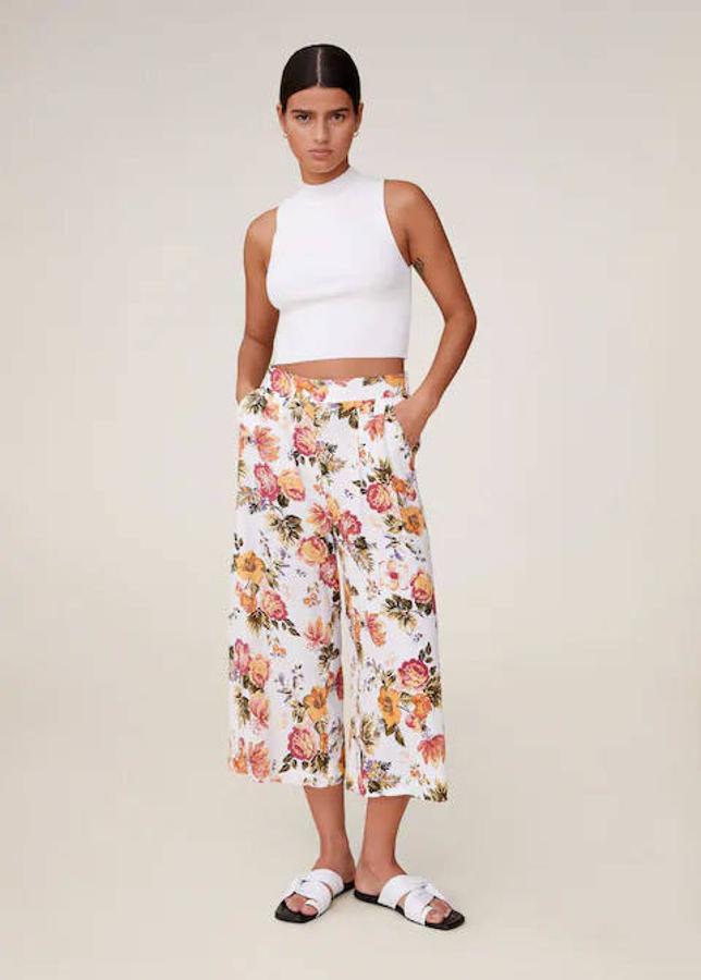 Pantalón con estampado floral de Mango, 12,99 euros.