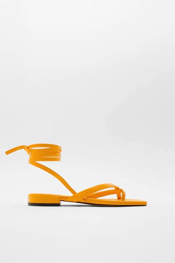 Sandalia plana de tiras en color amarillo y de Zara, 15,99 euros.