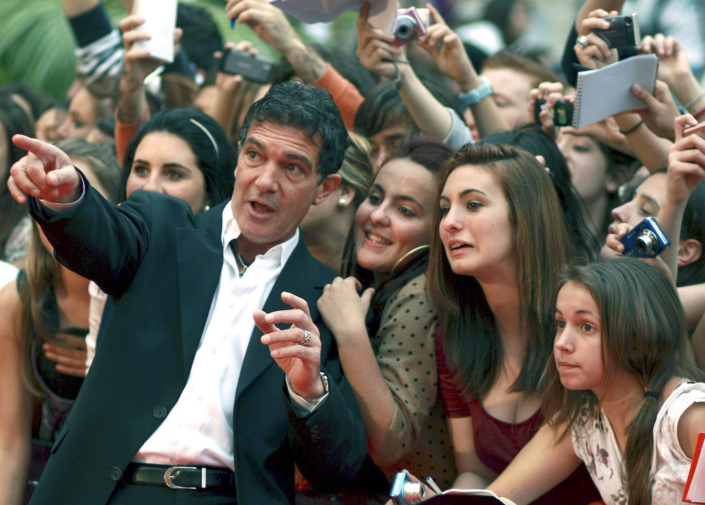 Actor, director, productor y empresario, Antonio Banderas cumple 60 años rodeado de sus seres queridos y con celebración en su Málaga natal, inmerso, como siempre, en mil proyectos laborales que son su seña de identidad
