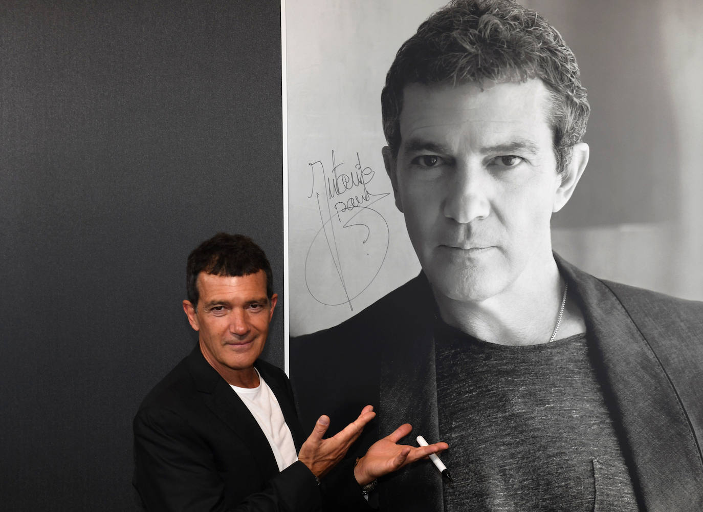 Actor, director, productor y empresario, Antonio Banderas cumple 60 años rodeado de sus seres queridos y con celebración en su Málaga natal, inmerso, como siempre, en mil proyectos laborales que son su seña de identidad