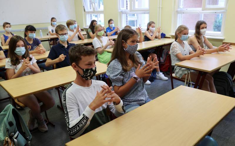 Los geles y las mascarillas se incorporan a las aulas la capital alemana. 