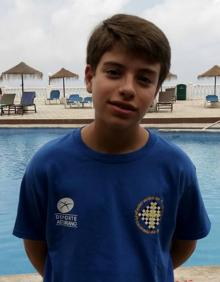 Imagen secundaria 2 - Diego Vergara y su entrenador Aitor Alonso, Aitor Siscar y Iván Patón. 