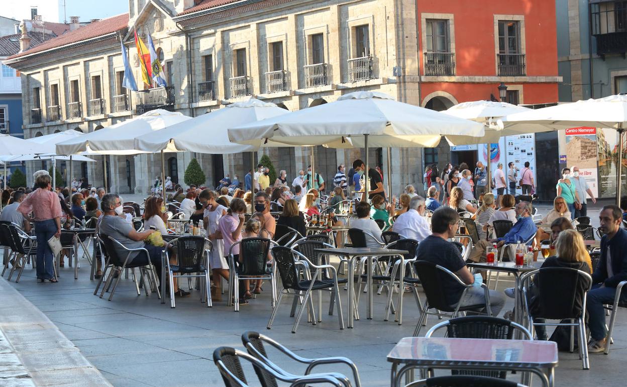 Muchas de las medidas van encaminadas a ayudar a la hostelería y el comercio, como grandes damnificados. 