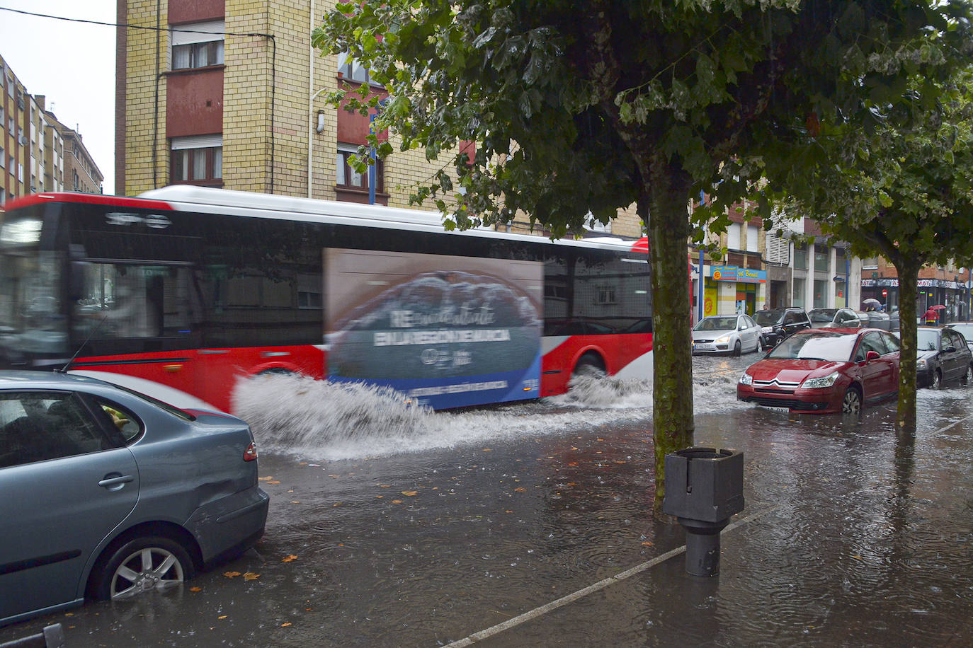 La región, que se encuentra en alerta naranja por una gota fría, se vio sorprendida por las fuertes precipitaciones.