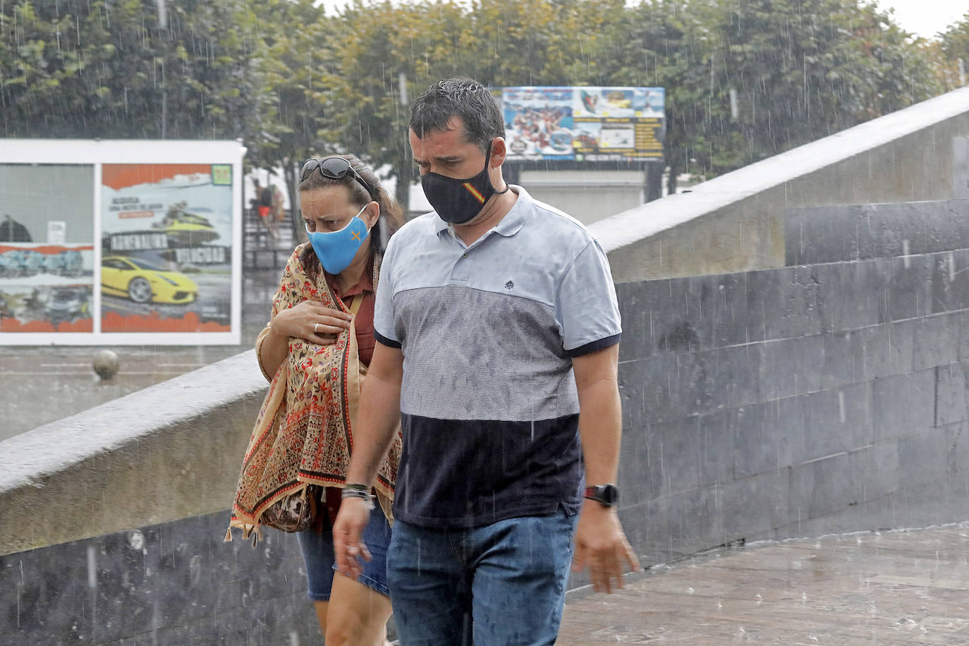 La región, que se encuentra en alerta naranja por una gota fría, se vio sorprendida por las fuertes precipitaciones.