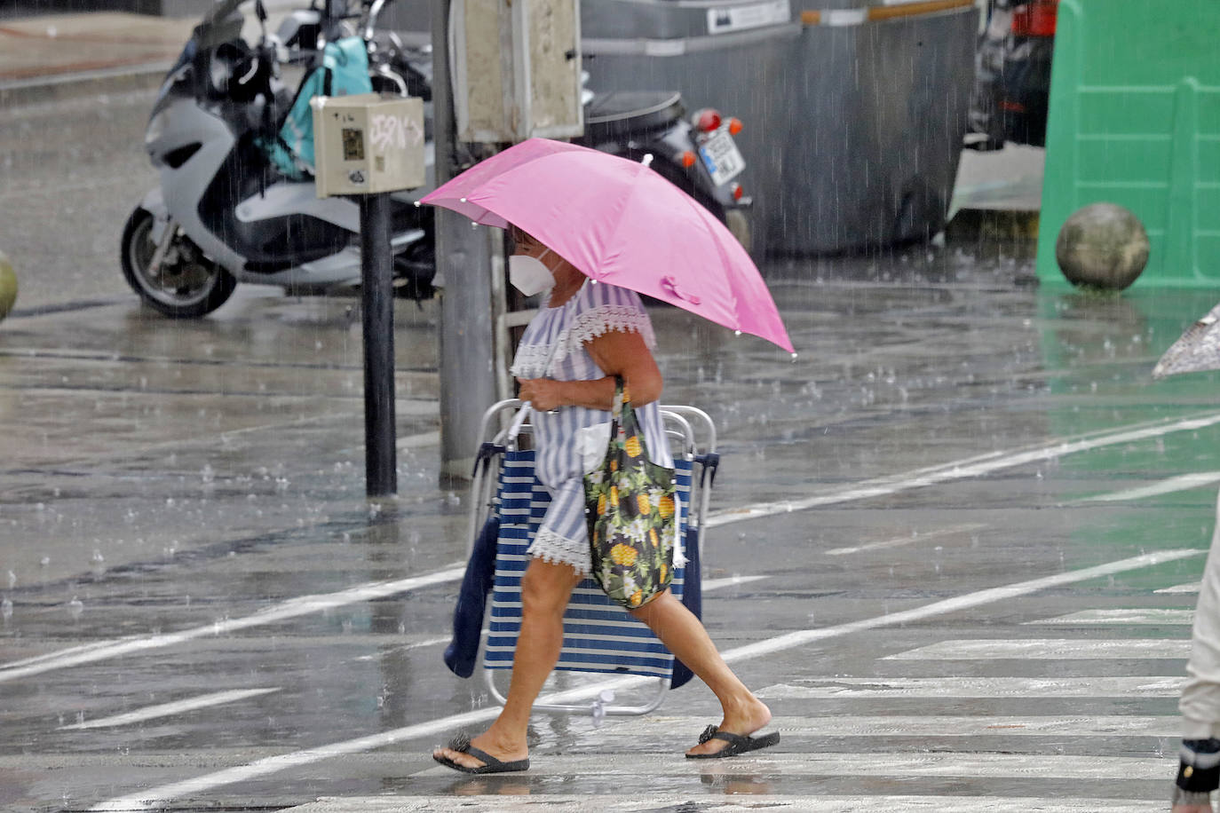 La región, que se encuentra en alerta naranja por una gota fría, se vio sorprendida por las fuertes precipitaciones.