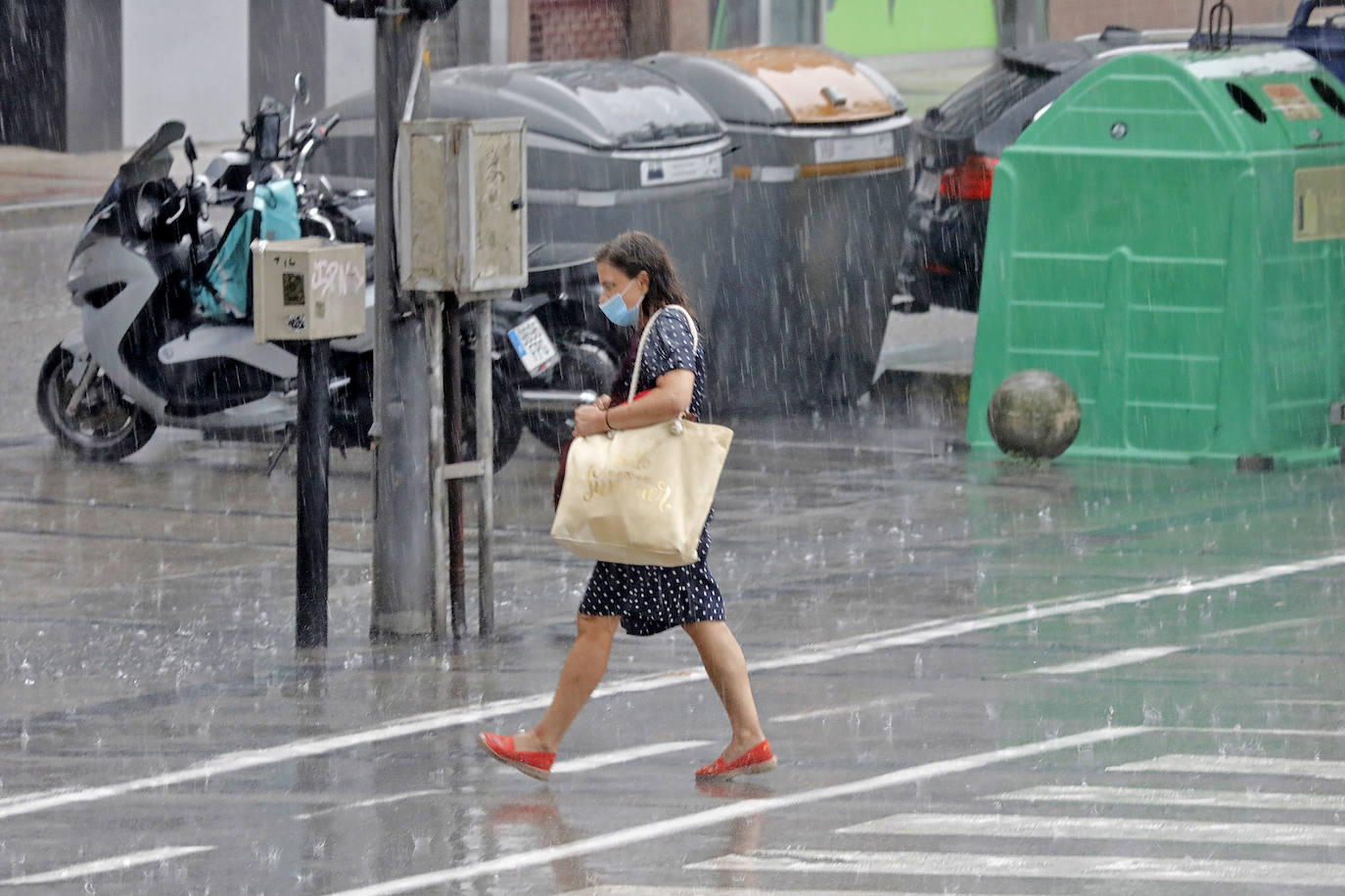 La región, que se encuentra en alerta naranja por una gota fría, se vio sorprendida por las fuertes precipitaciones.