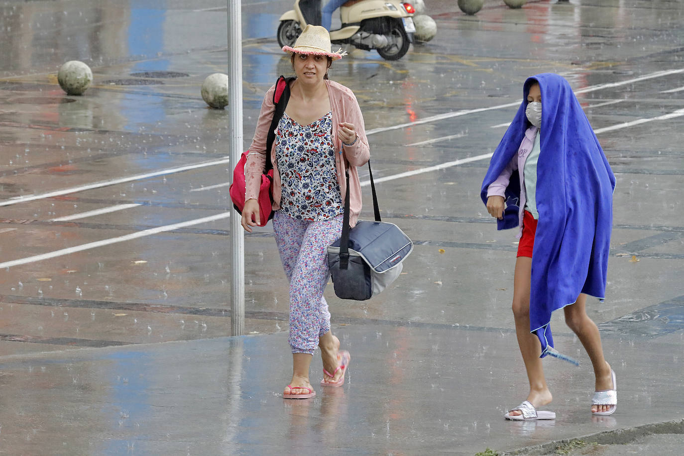 La región, que se encuentra en alerta naranja por una gota fría, se vio sorprendida por las fuertes precipitaciones.