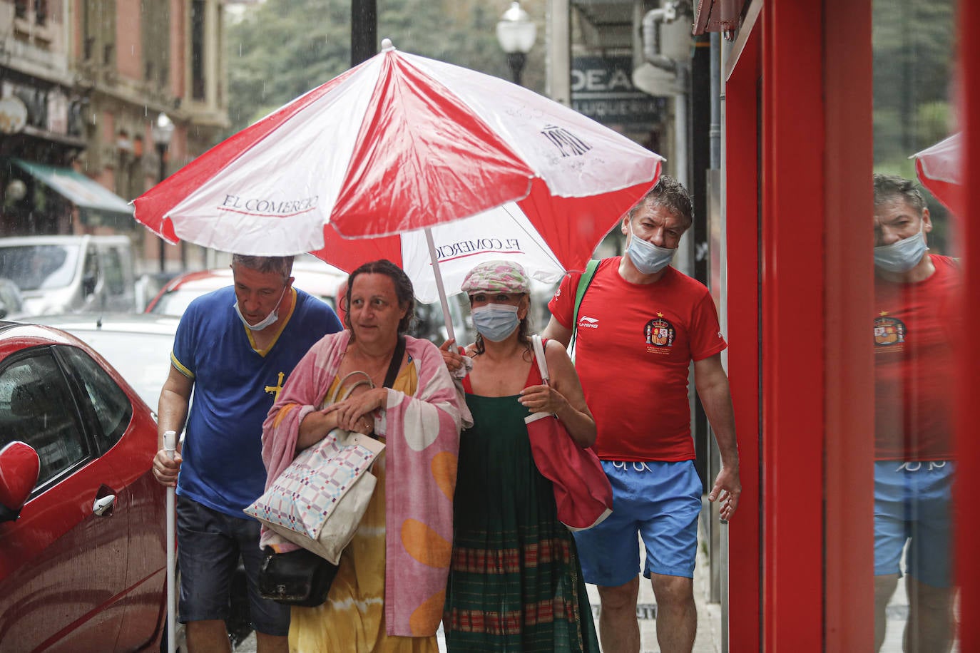 La región, que se encuentra en alerta naranja por una gota fría, se vio sorprendida por las fuertes precipitaciones.