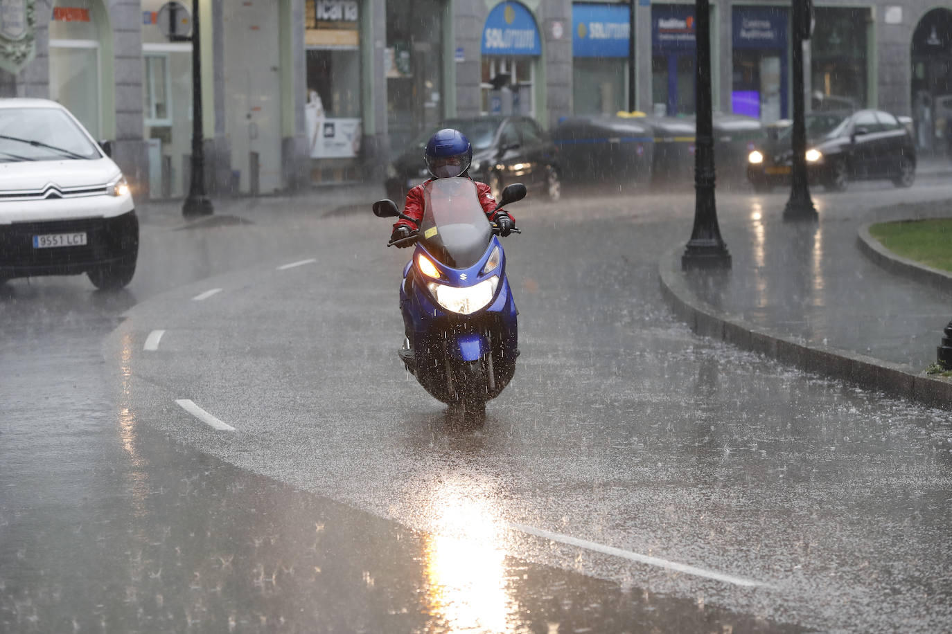 La región, que se encuentra en alerta naranja por una gota fría, se vio sorprendida por las fuertes precipitaciones.