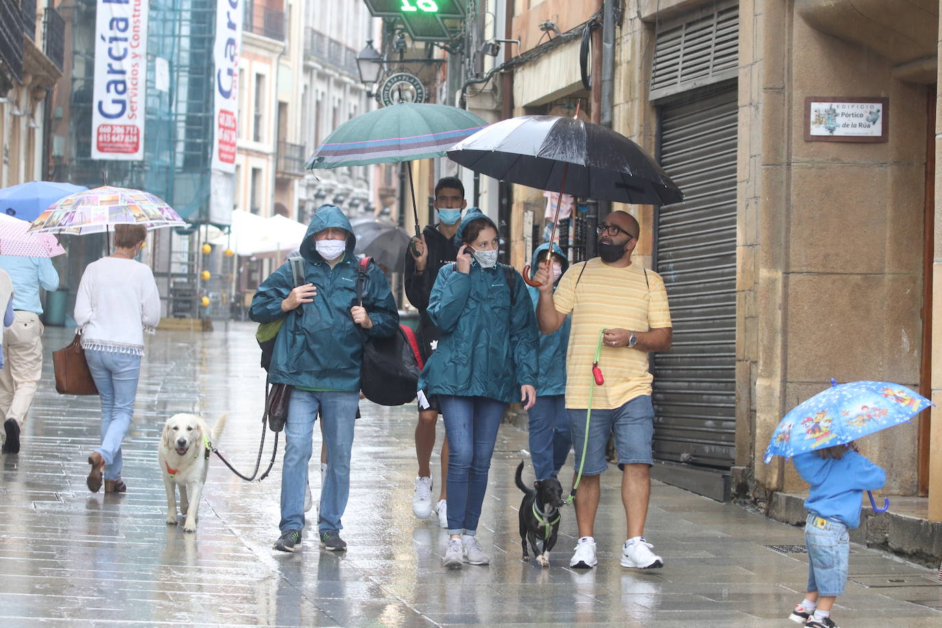 La región, que se encuentra en alerta naranja por una gota fría, se vio sorprendida por las fuertes precipitaciones.