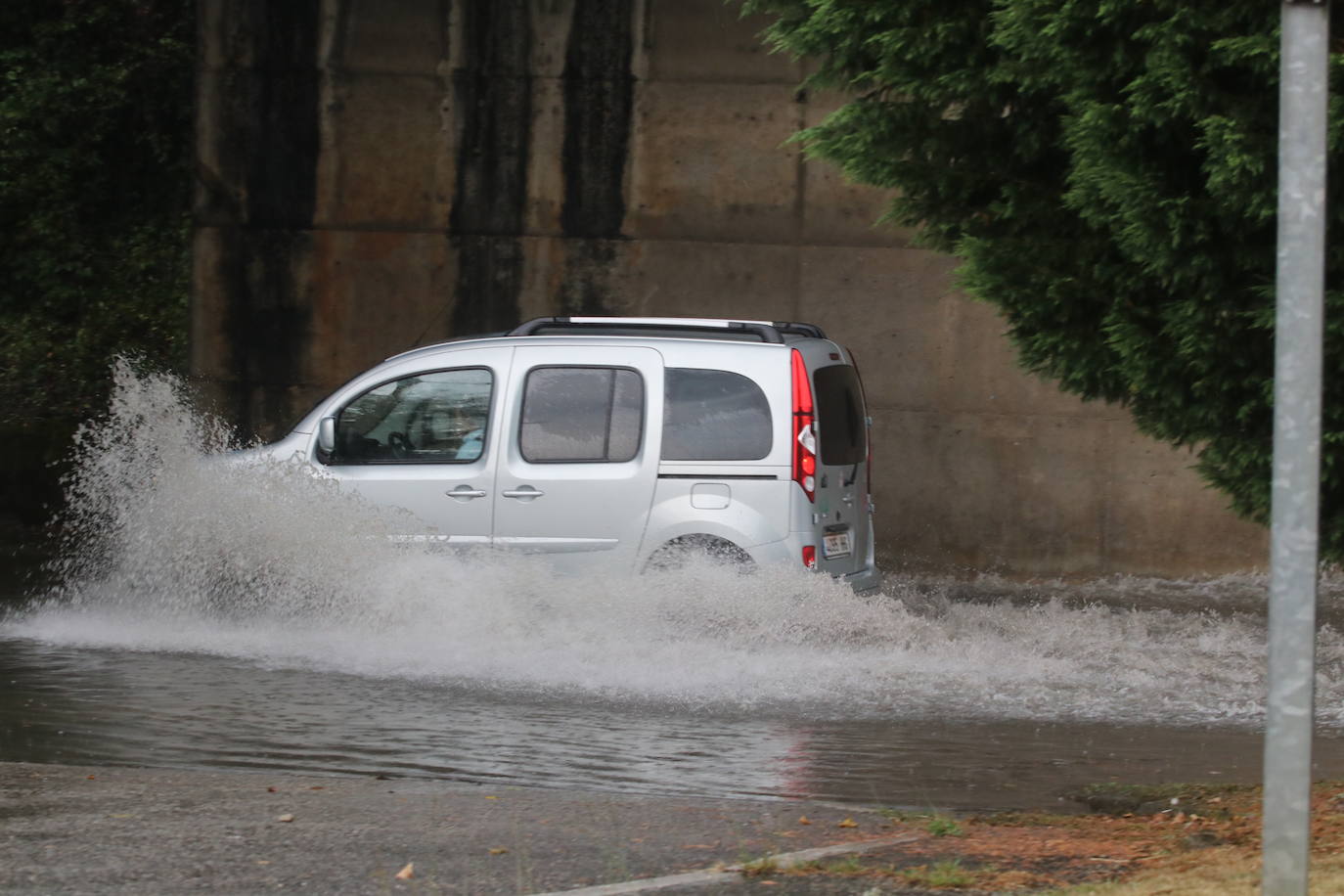 La región, que se encuentra en alerta naranja por una gota fría, se vio sorprendida por las fuertes precipitaciones.