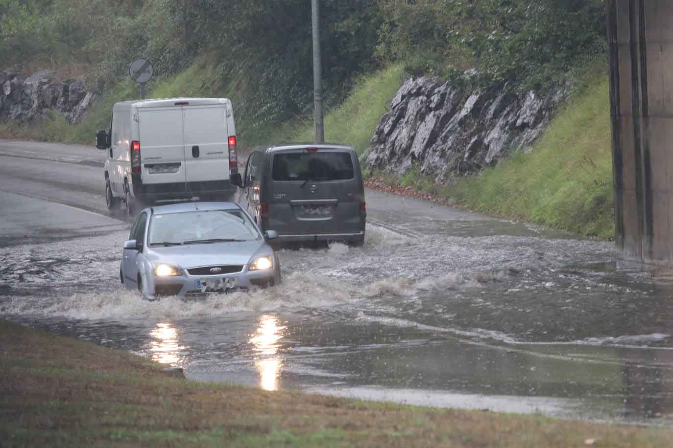 La región, que se encuentra en alerta naranja por una gota fría, se vio sorprendida por las fuertes precipitaciones.