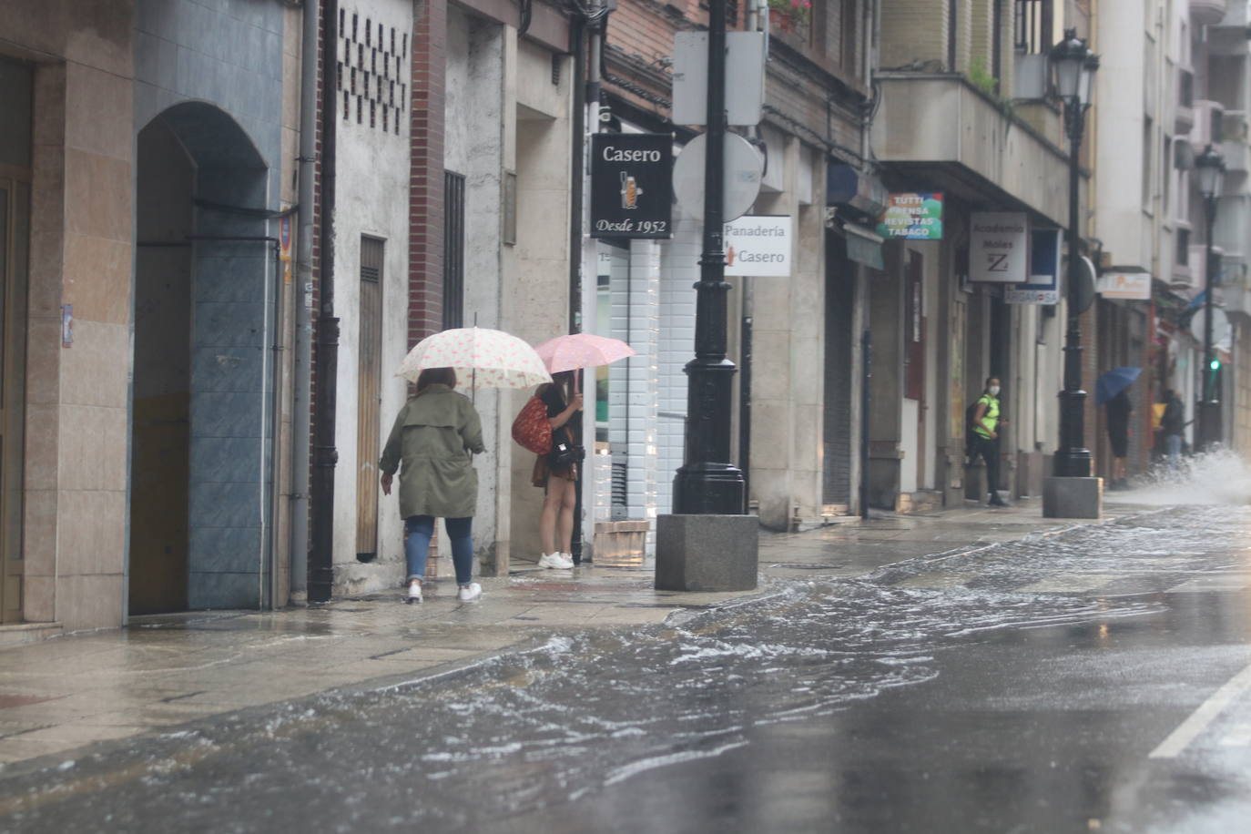 La región, que se encuentra en alerta naranja por una gota fría, se vio sorprendida por las fuertes precipitaciones.