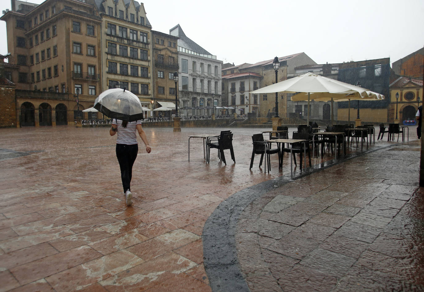 La región, que se encuentra en alerta naranja por una gota fría, se vio sorprendida por las fuertes precipitaciones.