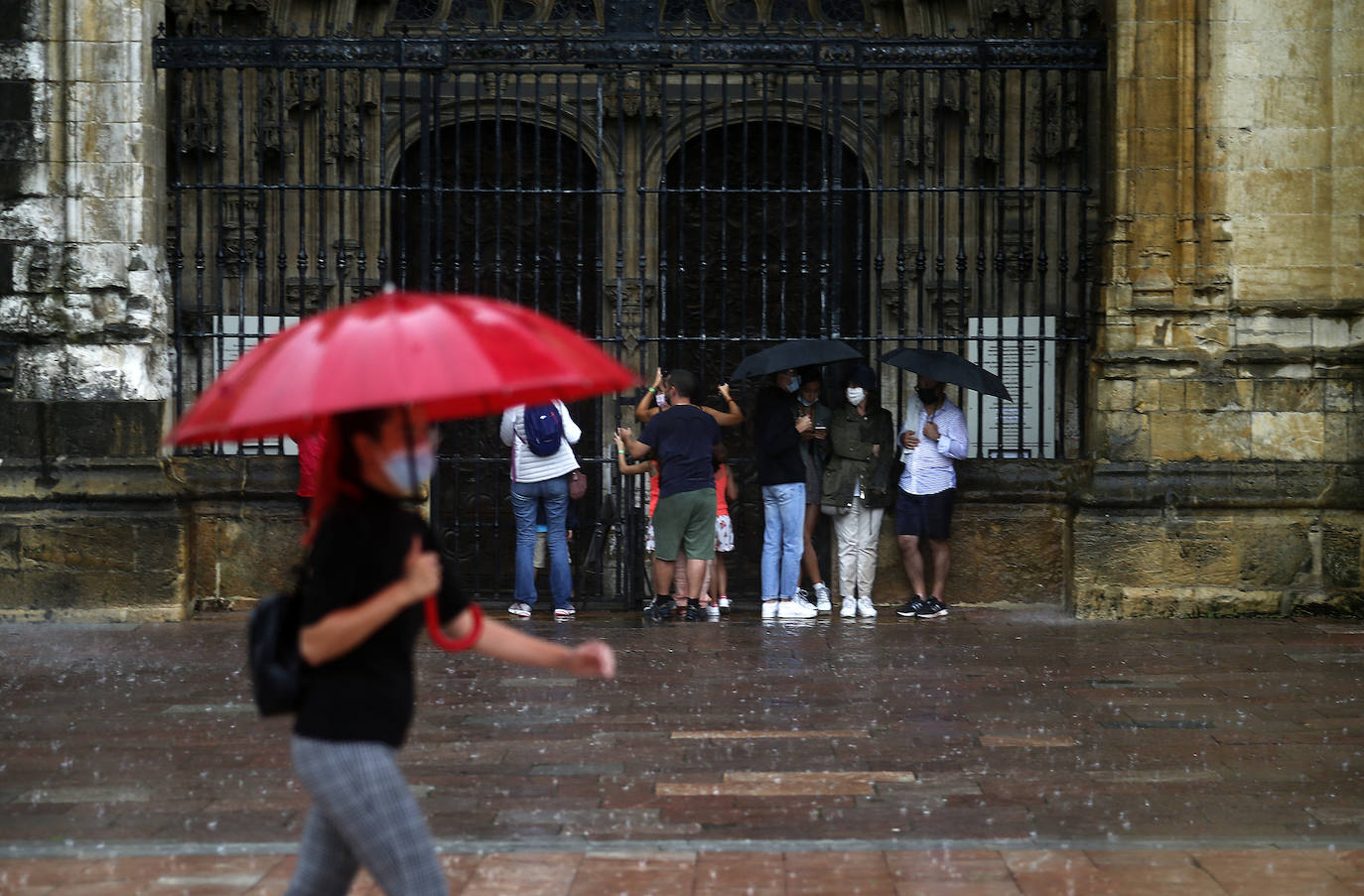 La región, que se encuentra en alerta naranja por una gota fría, se vio sorprendida por las fuertes precipitaciones.