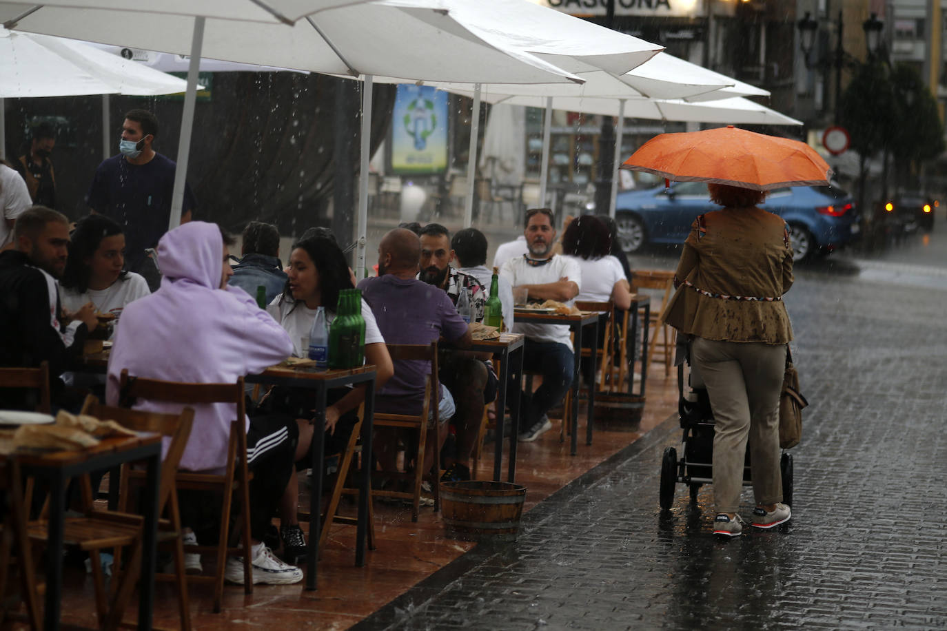 La región, que se encuentra en alerta naranja por una gota fría, se vio sorprendida por las fuertes precipitaciones.