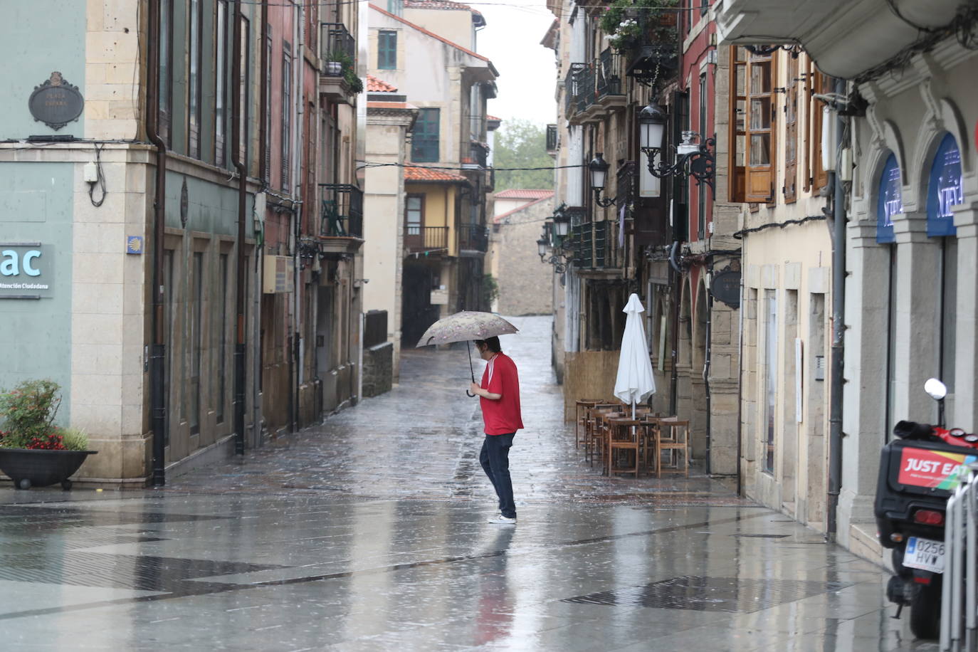 La región, que se encuentra en alerta naranja por una gota fría, se vio sorprendida por las fuertes precipitaciones.