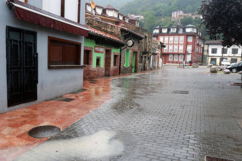 La región, que se encuentra en alerta naranja por una gota fría, se vio sorprendida por las fuertes precipitaciones.