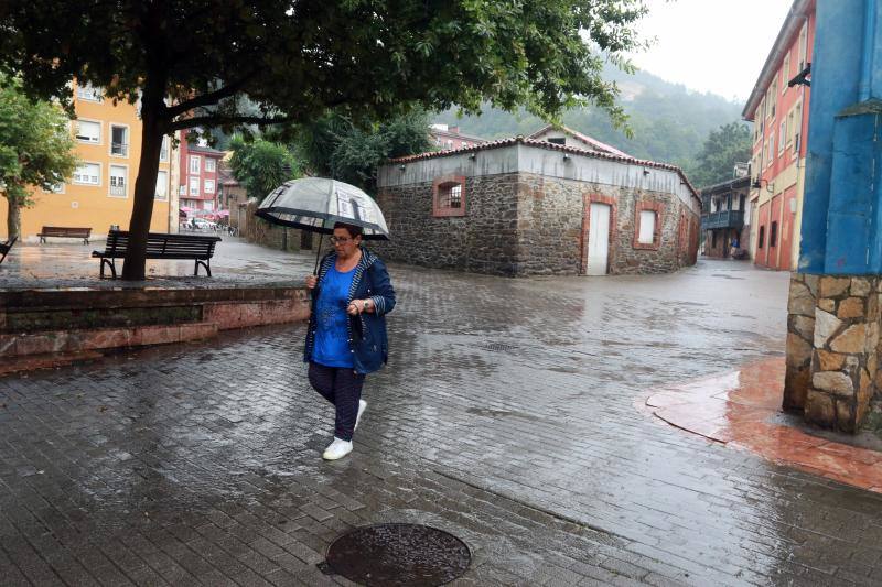 La región, que se encuentra en alerta naranja por una gota fría, se vio sorprendida por las fuertes precipitaciones.