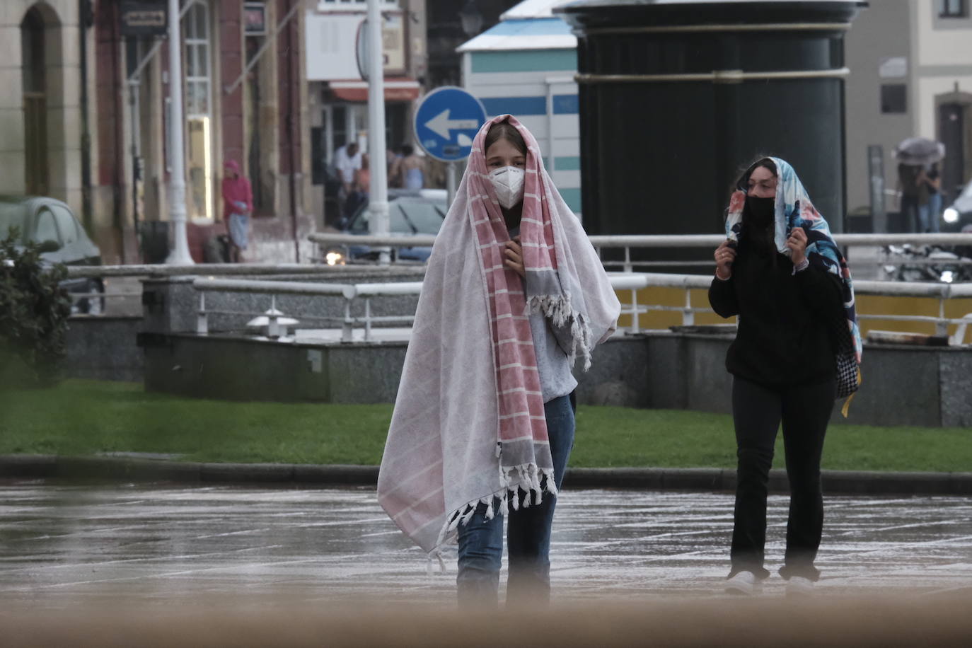 La región, que se encuentra en alerta naranja por una gota fría, se vio sorprendida por las fuertes precipitaciones.