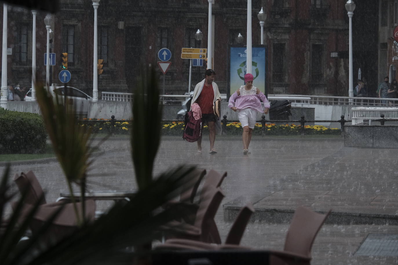 La región, que se encuentra en alerta naranja por una gota fría, se vio sorprendida por las fuertes precipitaciones.