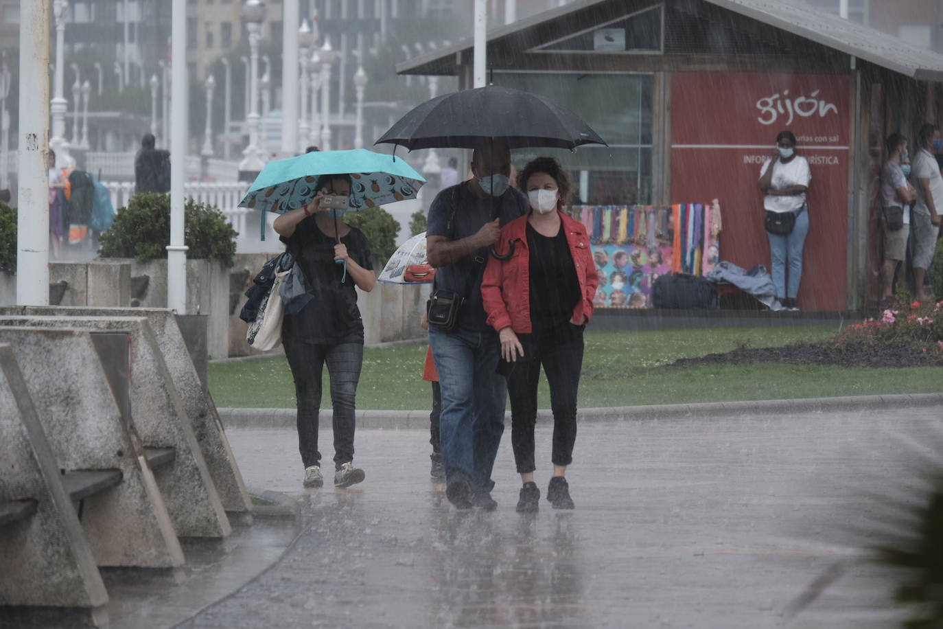 La región, que se encuentra en alerta naranja por una gota fría, se vio sorprendida por las fuertes precipitaciones.