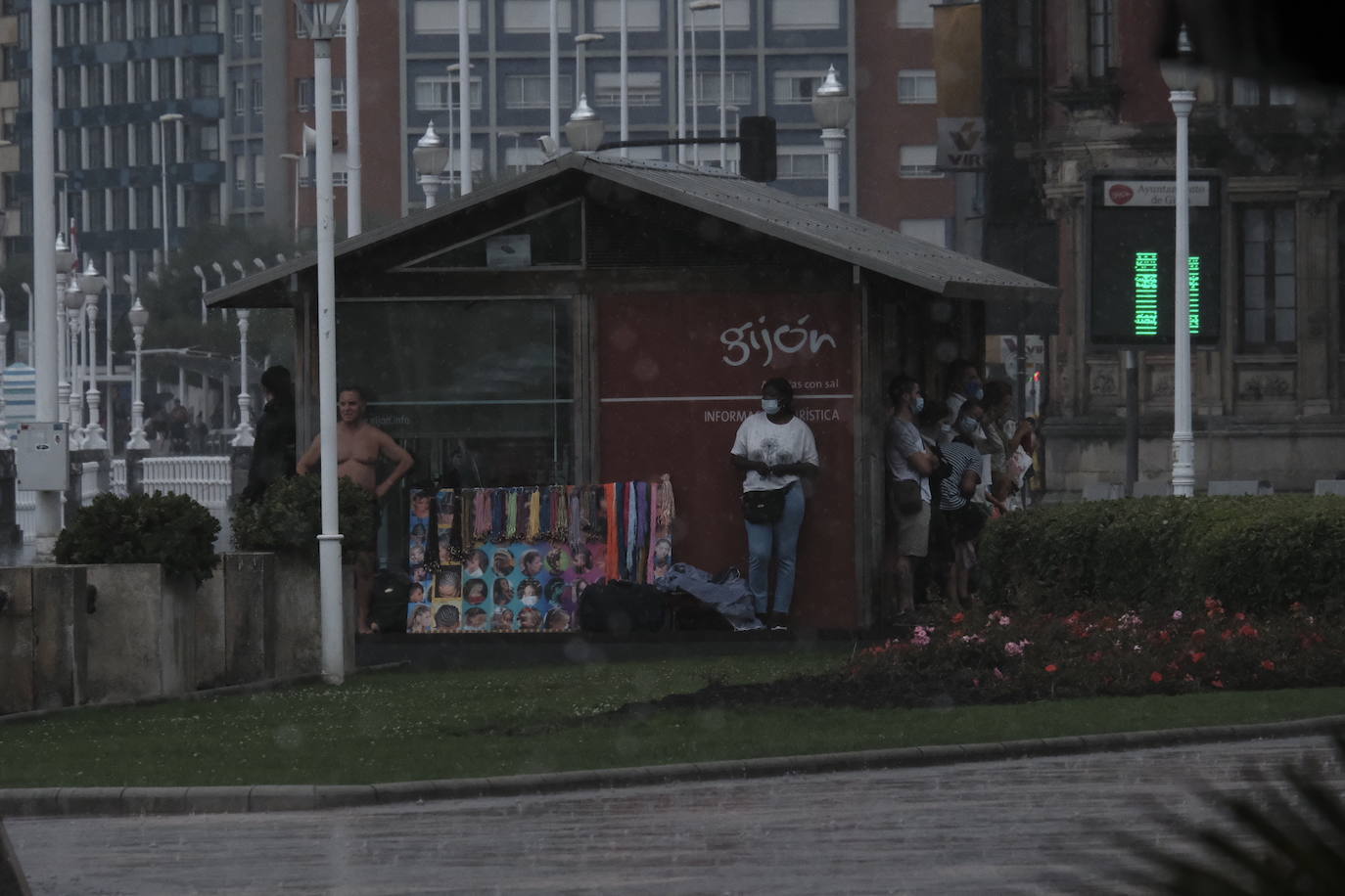 La región, que se encuentra en alerta naranja por una gota fría, se vio sorprendida por las fuertes precipitaciones.