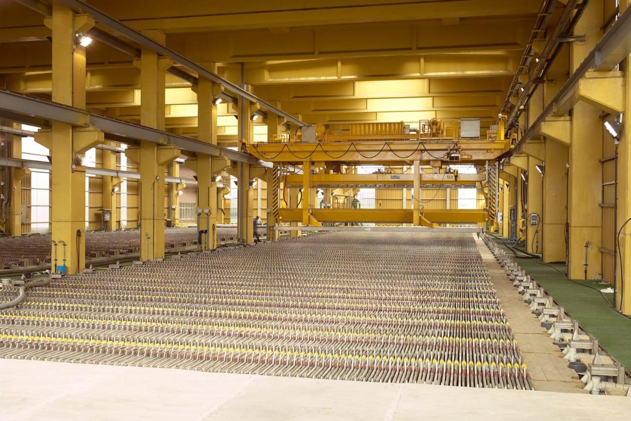 Una de las actuales naves de electrolisis de Asturiana de Zinc en San Juan. 