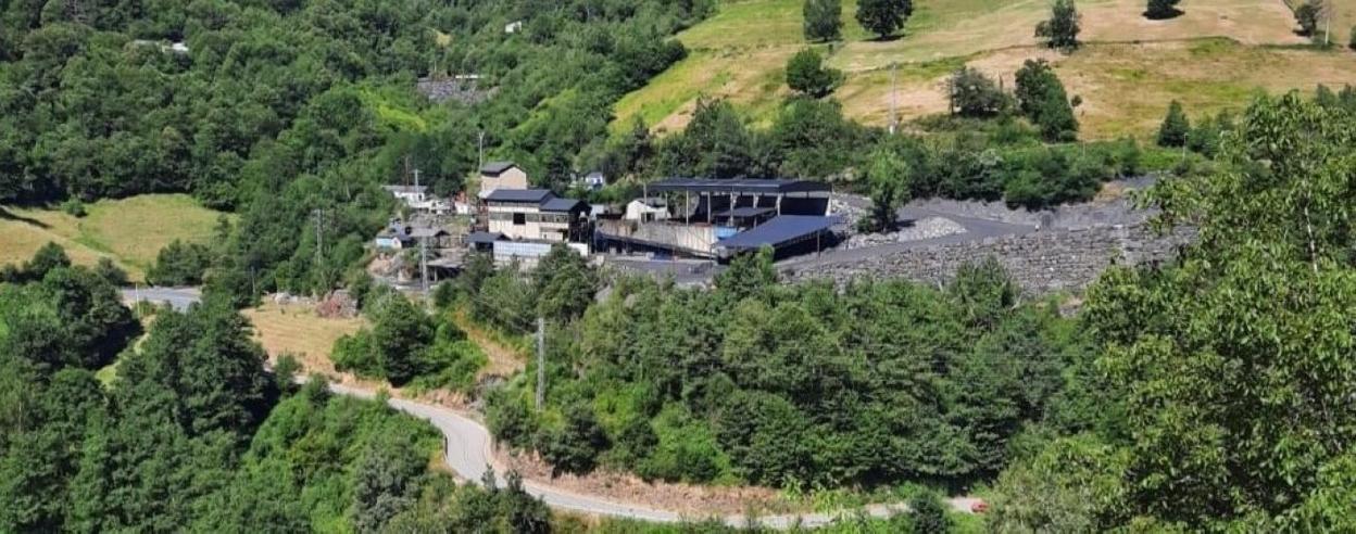 Vista del lavadero de la explotación minera que extraerá antracita en Villares, en el concejo de Ibias. 