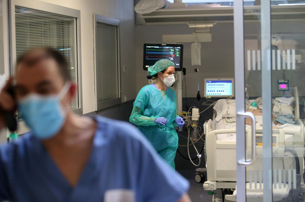 Personal de la UCI del HUCA, donde llegó a haber ingresados 59 enfermos de coronavirus en la fase más dura de la pandemia. 