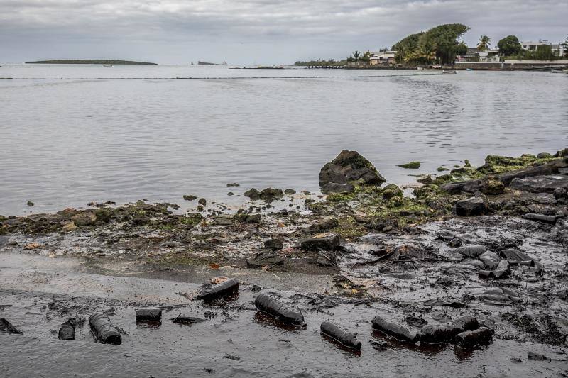 Las autoridades de Mauricio se hallan inmersas este martes en una carrera urgente para vaciar cuanto antes de combustible el barco varado frente a la isla de Mauricio antes de que se parta en dos, lo que provocaría un gran desastre ecológico.