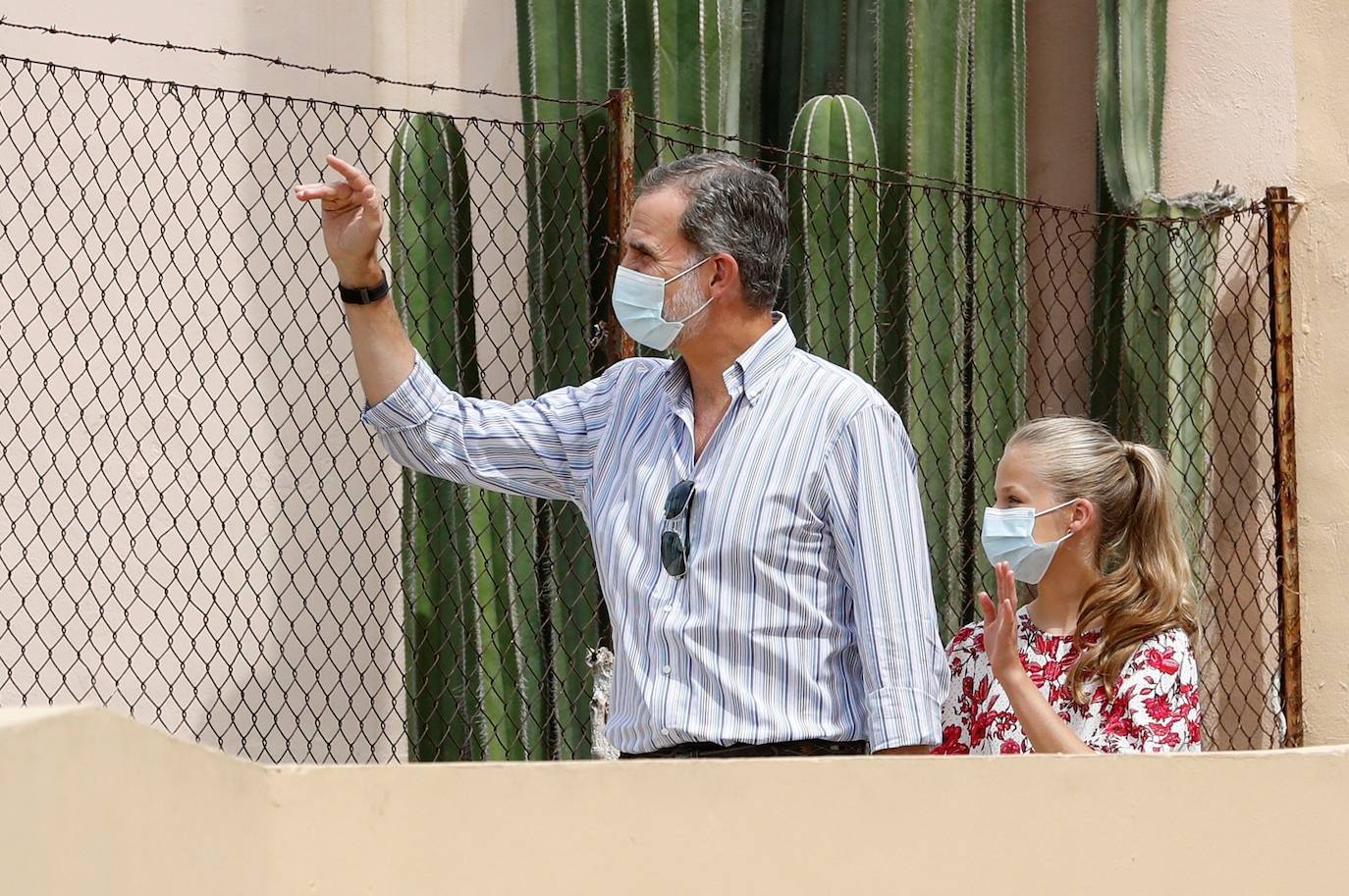 En su segundo día de descanso estival en Palma, los Reyes y sus hijas, la princesa Leonor y la infanta Sofía, han visitado un centro destinado a apoyar a jóvenes en riesgo de exclusión social.