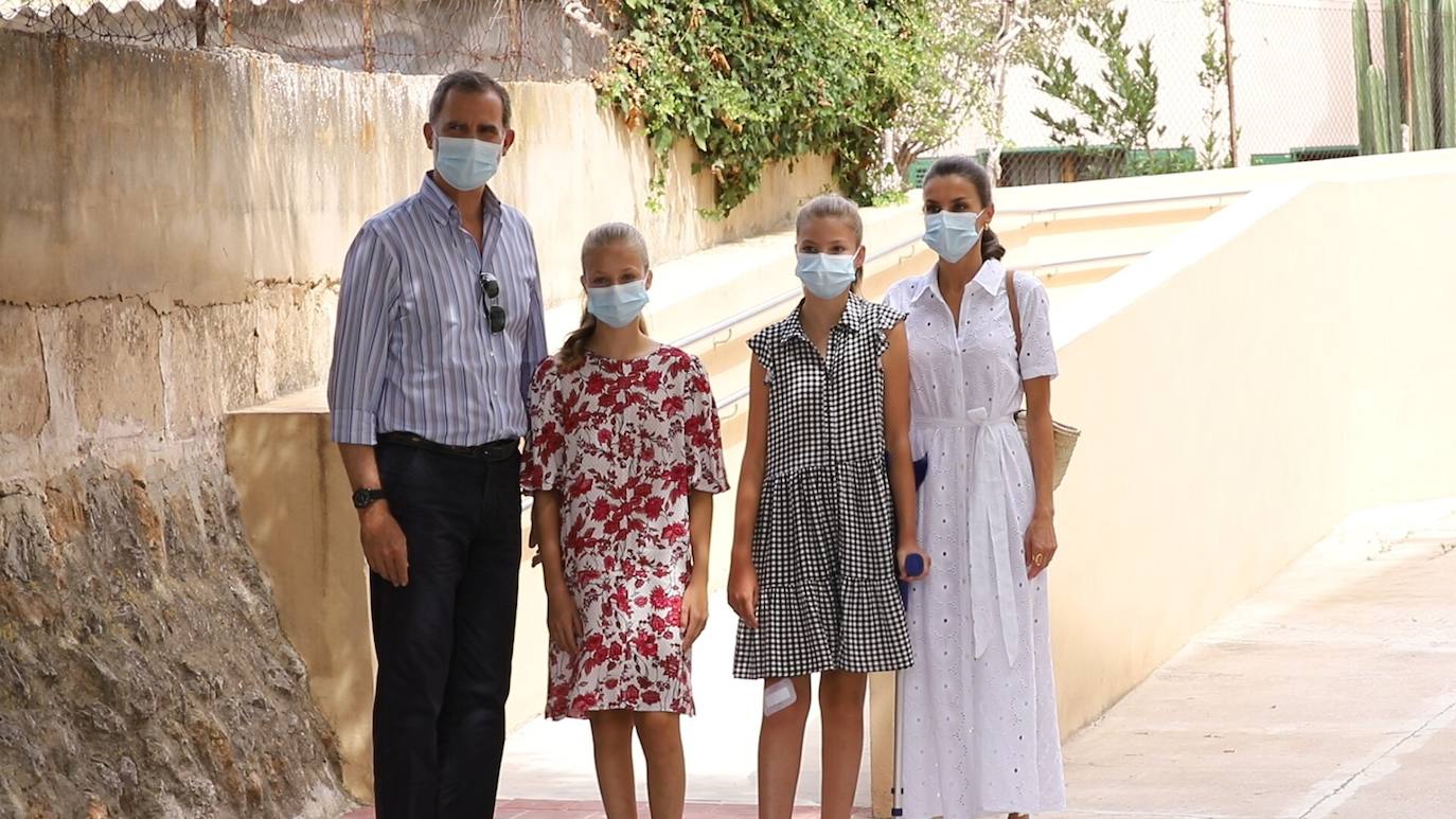 En su segundo día de descanso estival en Palma, los Reyes y sus hijas, la princesa Leonor y la infanta Sofía, han visitado un centro destinado a apoyar a jóvenes en riesgo de exclusión social.