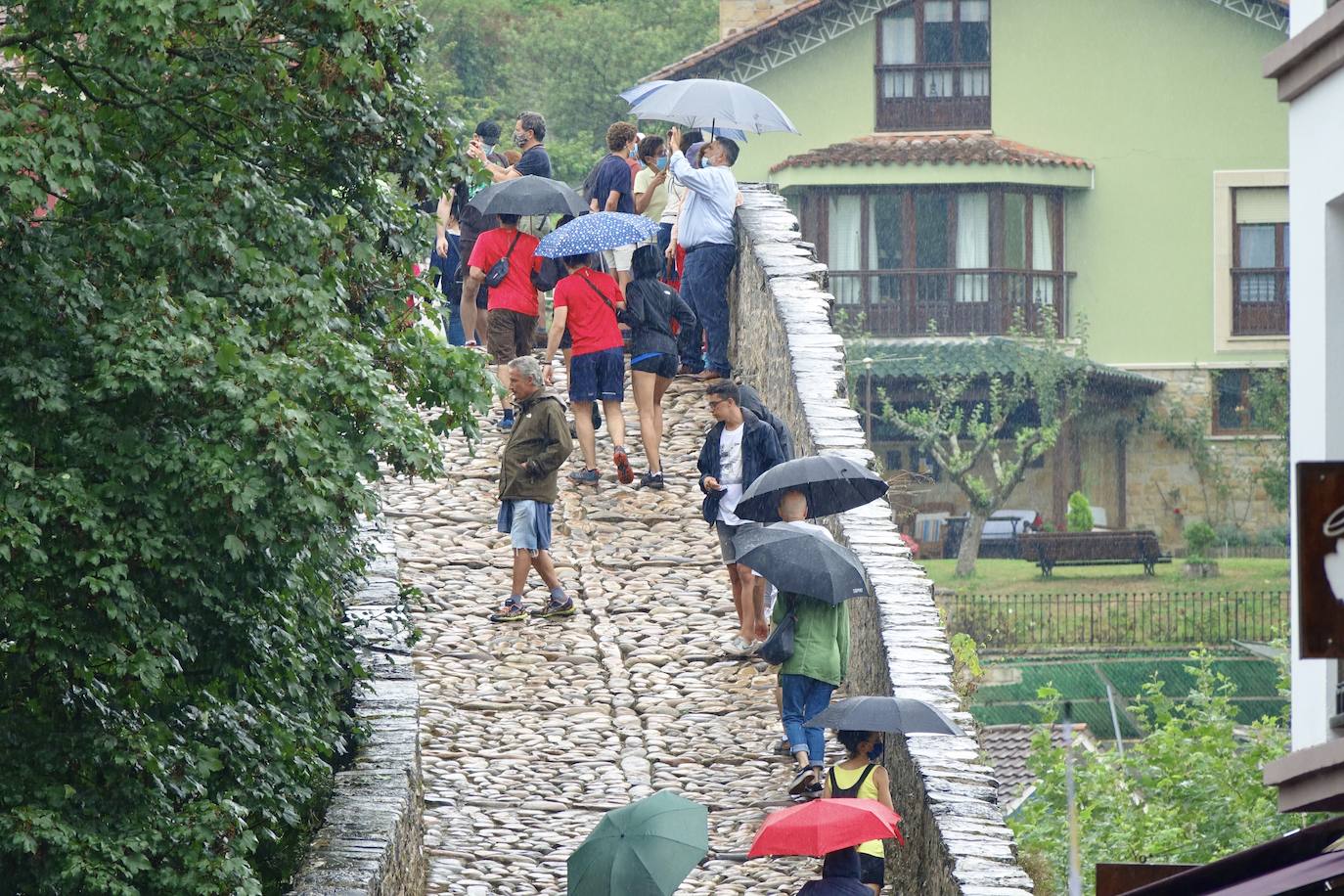 Los visitantes disfrutan de la región, de Oriente a Occidente. Las lluvias registradas no han desanimado las visitas a Covadonga o los paseos por Llanes y Gijón.