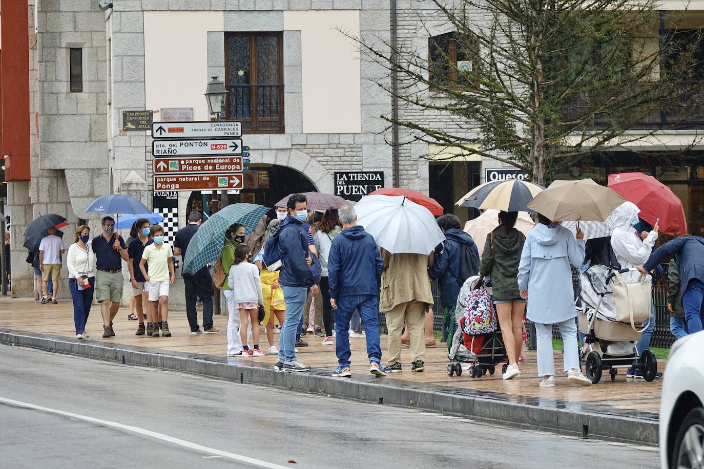 Los visitantes disfrutan de la región, de Oriente a Occidente. Las lluvias registradas no han desanimado las visitas a Covadonga o los paseos por Llanes y Gijón.