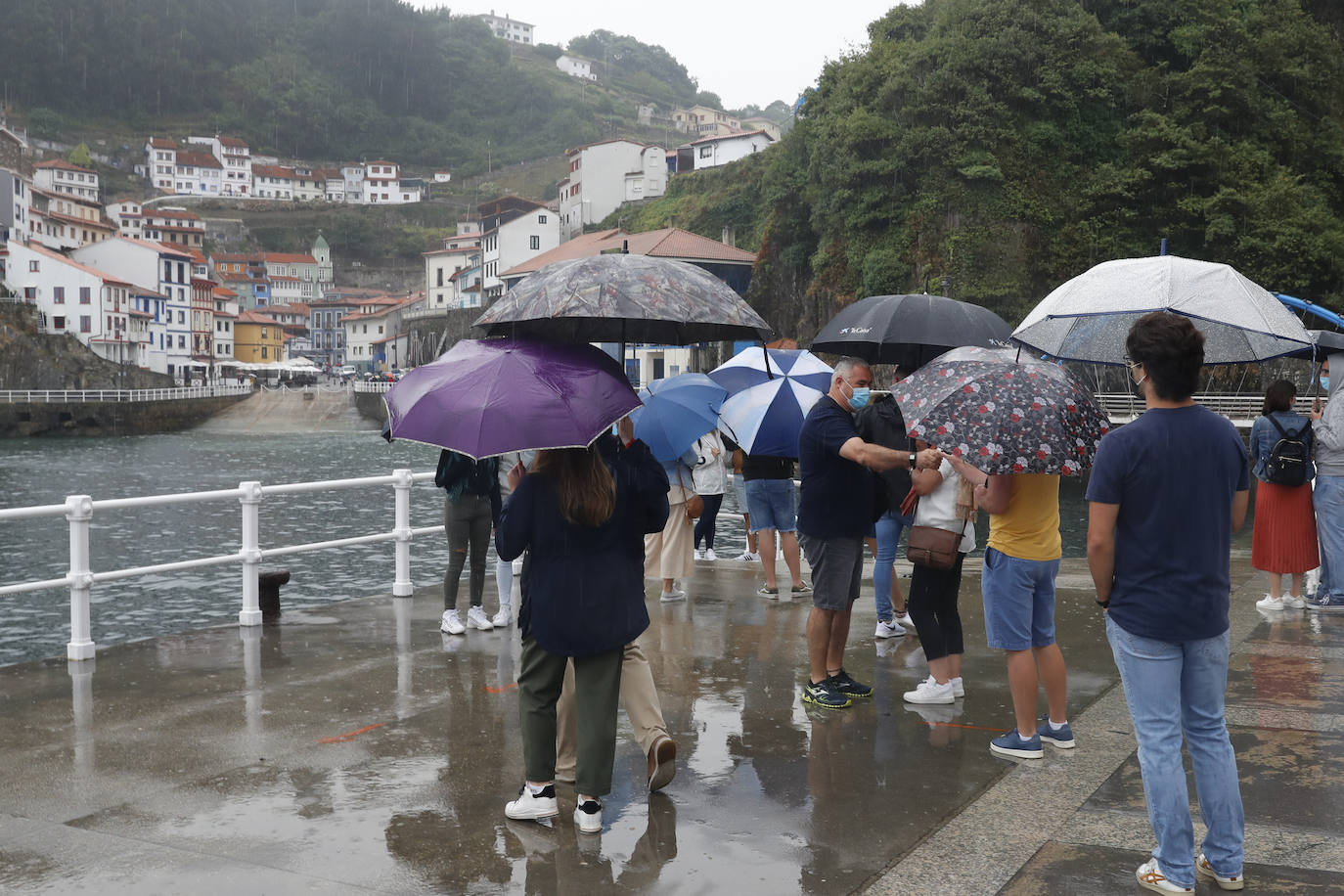 Los visitantes disfrutan de la región, de Oriente a Occidente. Las lluvias registradas no han desanimado las visitas a Covadonga o los paseos por Llanes y Gijón.