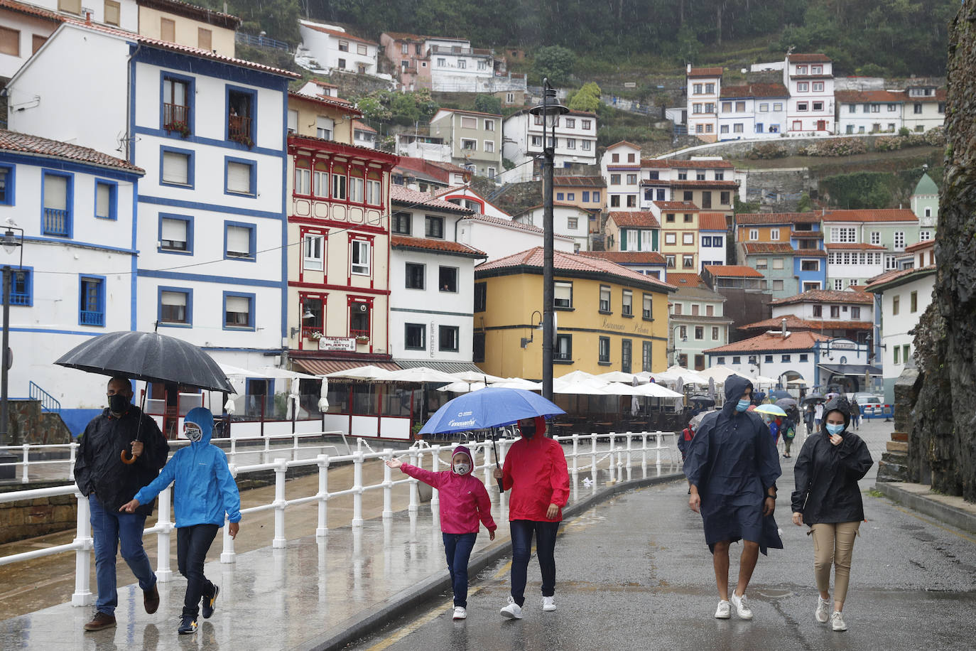Los visitantes disfrutan de la región, de Oriente a Occidente. Las lluvias registradas no han desanimado las visitas a Covadonga o los paseos por Llanes y Gijón.