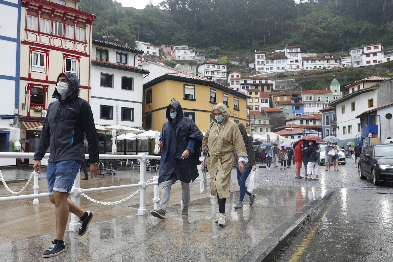 Los visitantes disfrutan de la región, de Oriente a Occidente. Las lluvias registradas no han desanimado las visitas a Covadonga o los paseos por Llanes y Gijón.