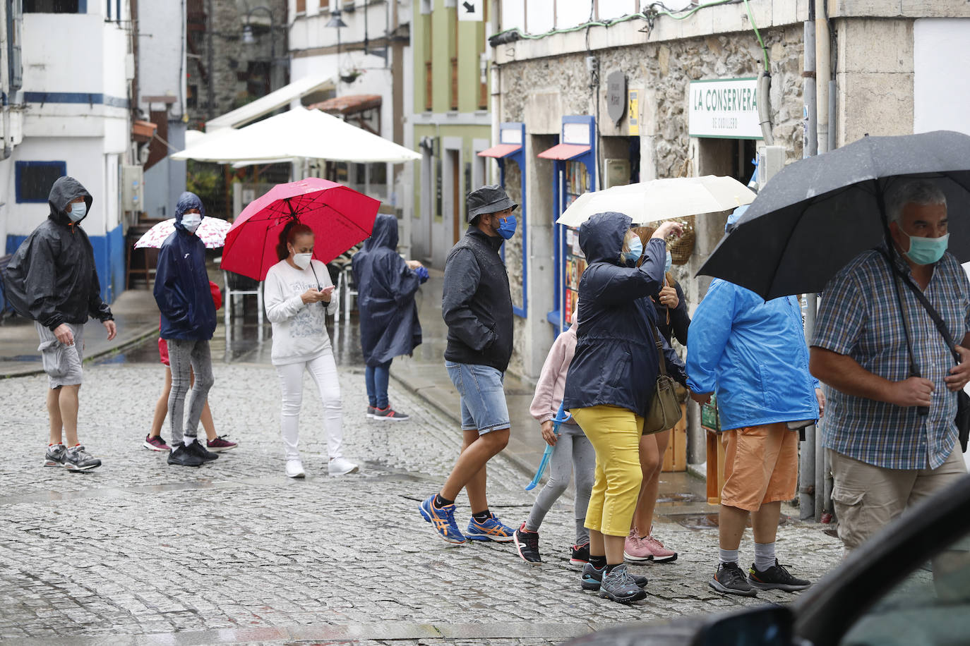 Los visitantes disfrutan de la región, de Oriente a Occidente. Las lluvias registradas no han desanimado las visitas a Covadonga o los paseos por Llanes y Gijón.