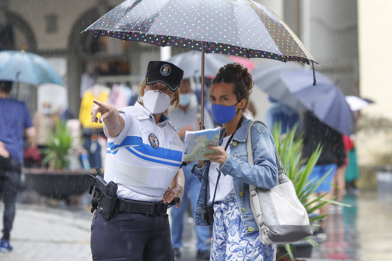 Los visitantes disfrutan de la región, de Oriente a Occidente. Las lluvias registradas no han desanimado las visitas a Covadonga o los paseos por Llanes y Gijón.