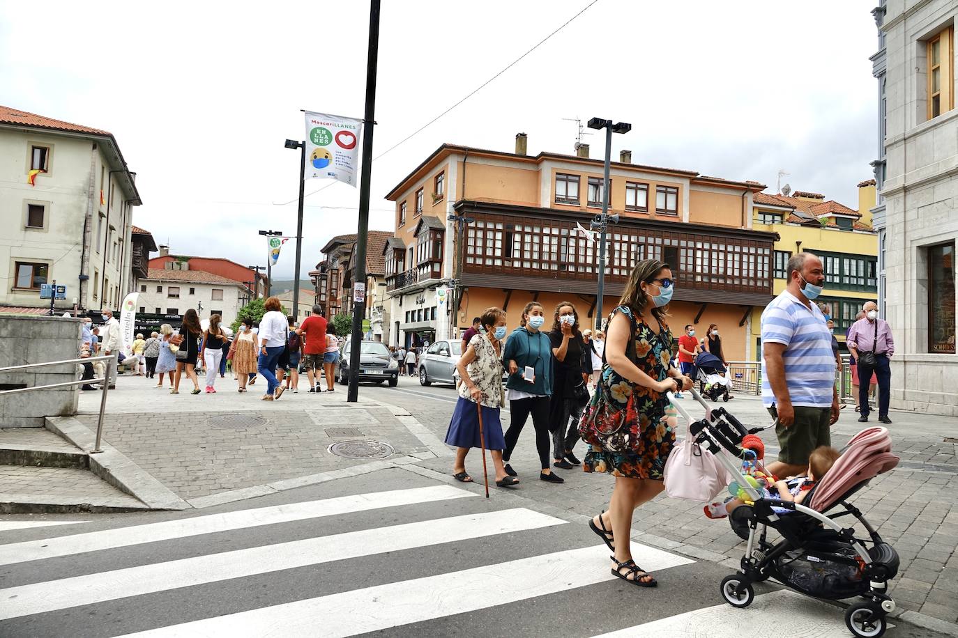 Los visitantes disfrutan de la región, de Oriente a Occidente. Las lluvias registradas no han desanimado las visitas a Covadonga o los paseos por Llanes y Gijón.