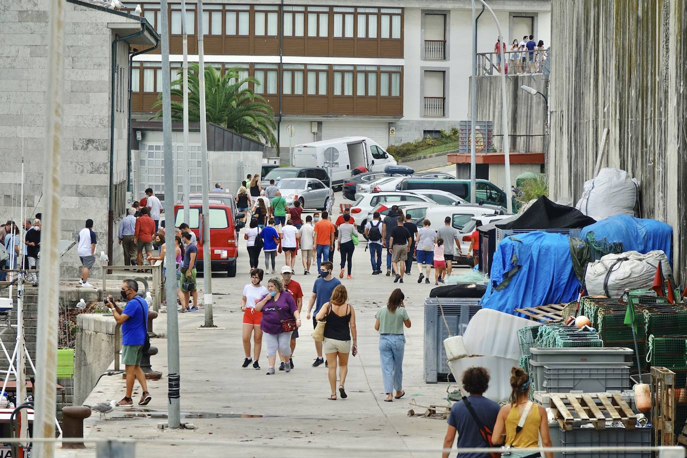Los visitantes disfrutan de la región, de Oriente a Occidente. Las lluvias registradas no han desanimado las visitas a Covadonga o los paseos por Llanes y Gijón.