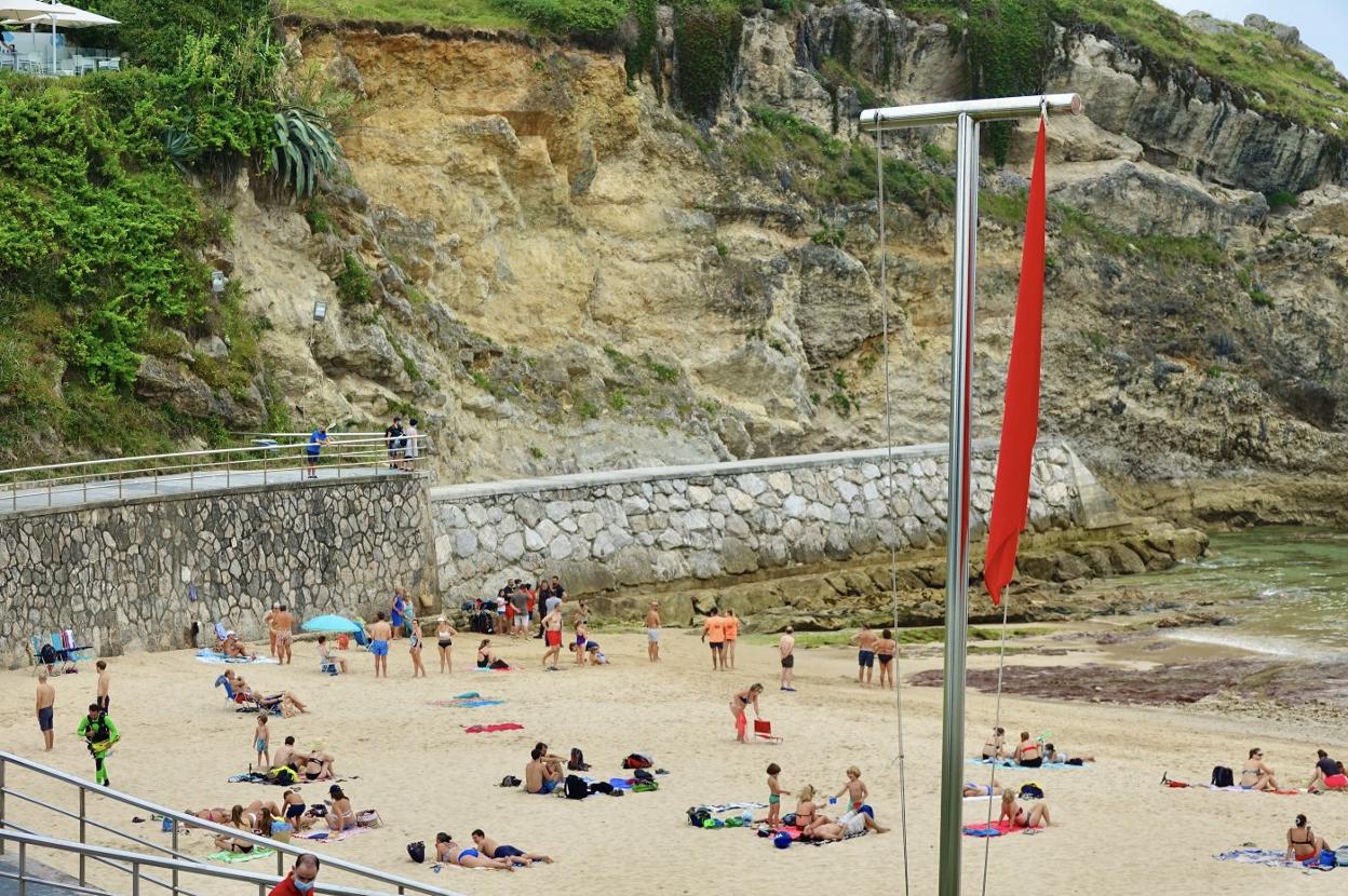 La bandera roja lució en la playa de El Sablón, con menor afluencia que en otras jornadas. 