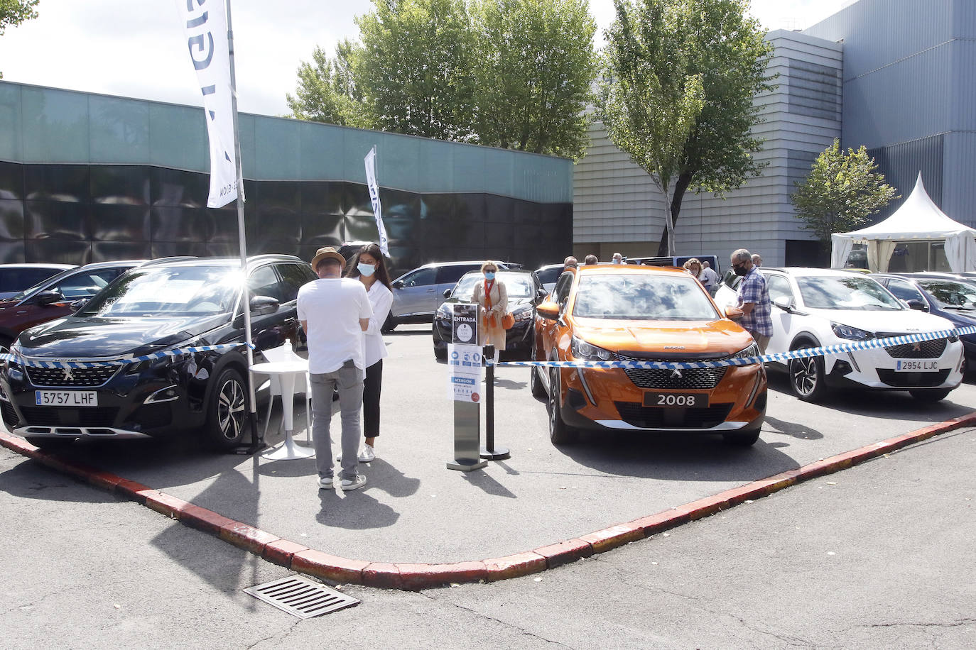 Los concesionarios llegan al recinto con suculentas ofertas