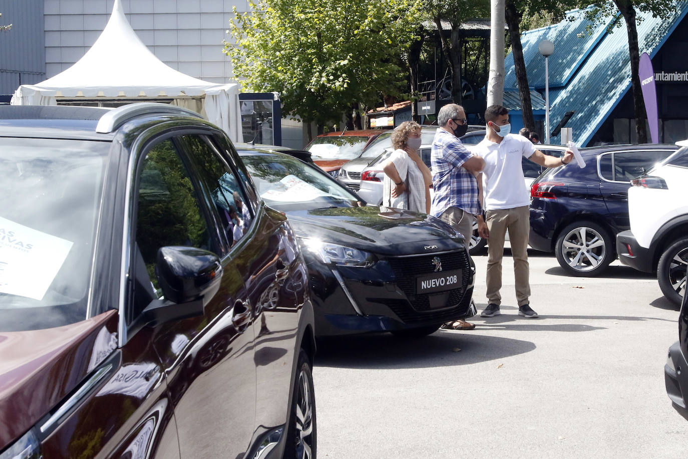 Los concesionarios llegan al recinto con suculentas ofertas